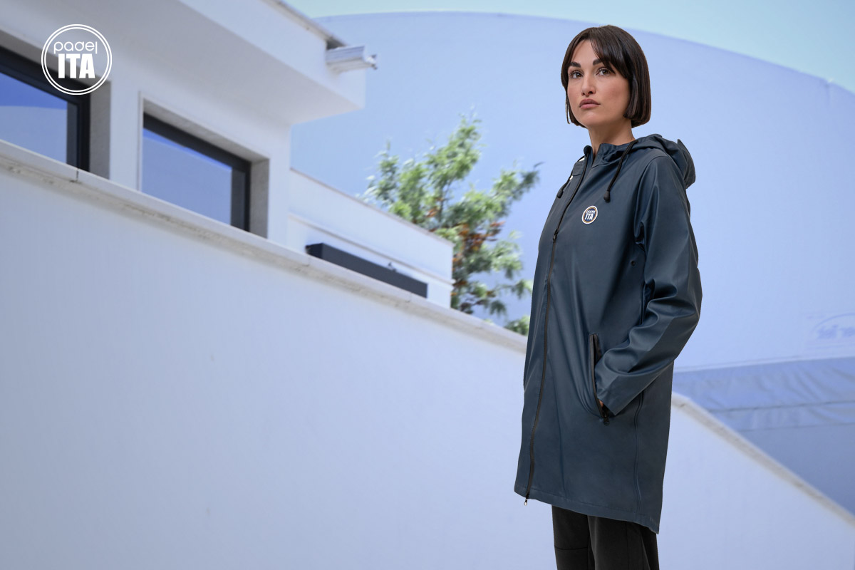 コート外でのパデル用テクニカルレインコート